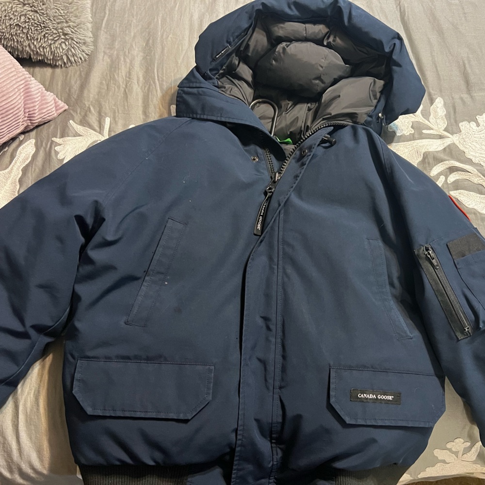 Good condition canada goose jacket. Size large chilliwack navy blue.located nyc.